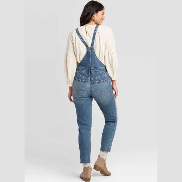 Universal Thread High-Rise Cropped Raw Hem Overalls - Picture 3 of 9